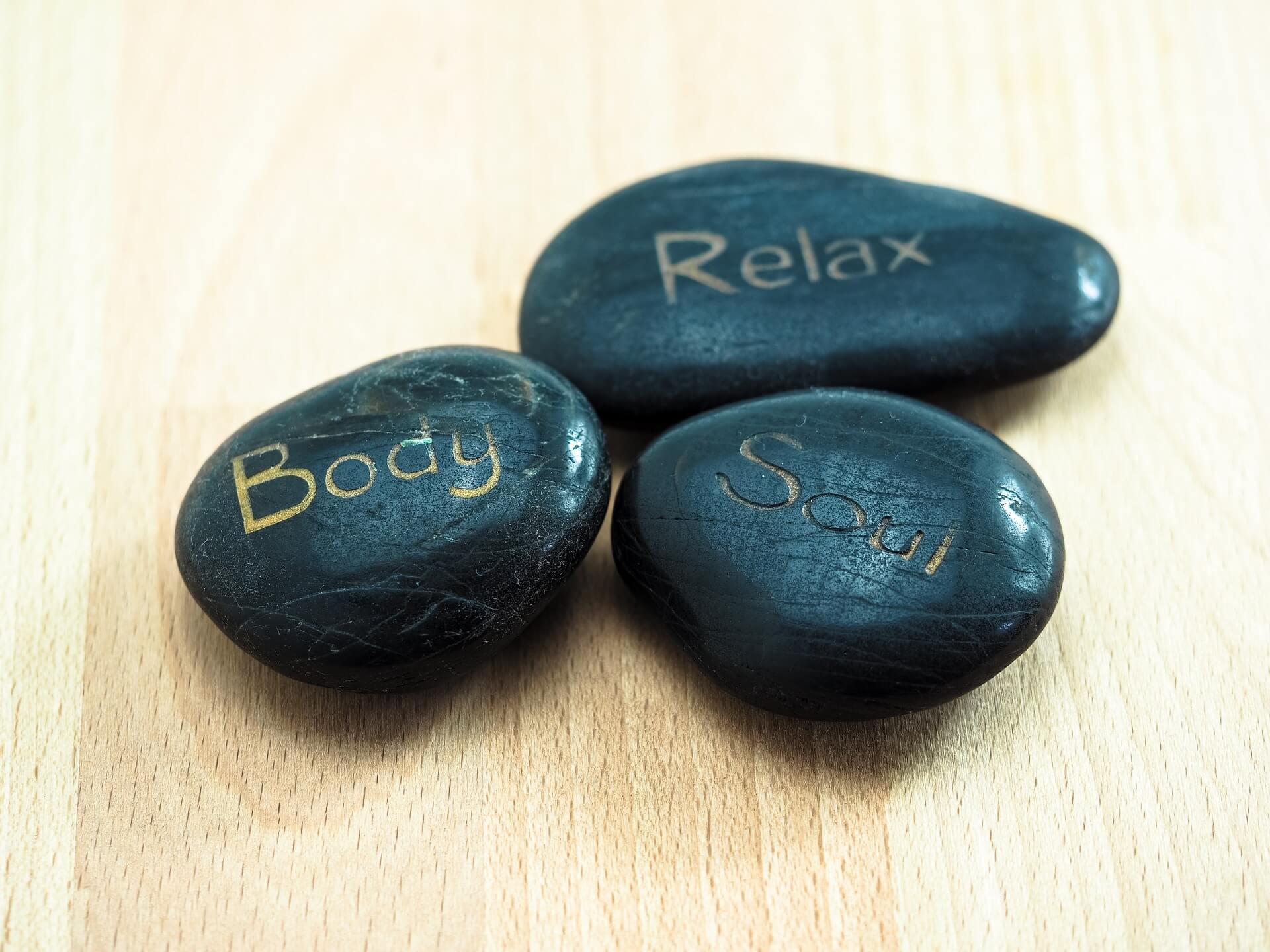 Kivet, joissa lukee Body, Soul ja Relax, symboloivat rentoutumista ja kehon kuuntelemista